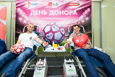 Футбольный день донора LG и «Эльдорадо» с Денисом Глушаковым и Артёмом Ребровым Футбольный день донора LG и «Эльдорадо» с Денисом Глушаковым и Артёмом Ребровым